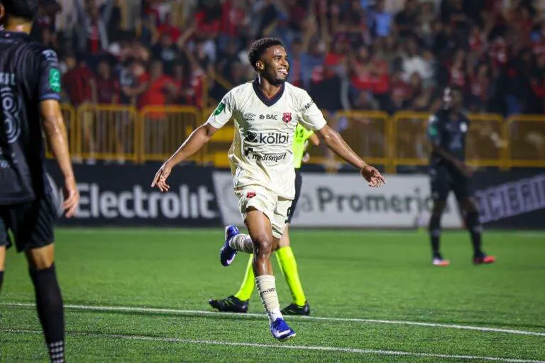 Alajuelense enfrenta al Motagua en una semifinal con sabor a revancha y un viejo conocido en contra