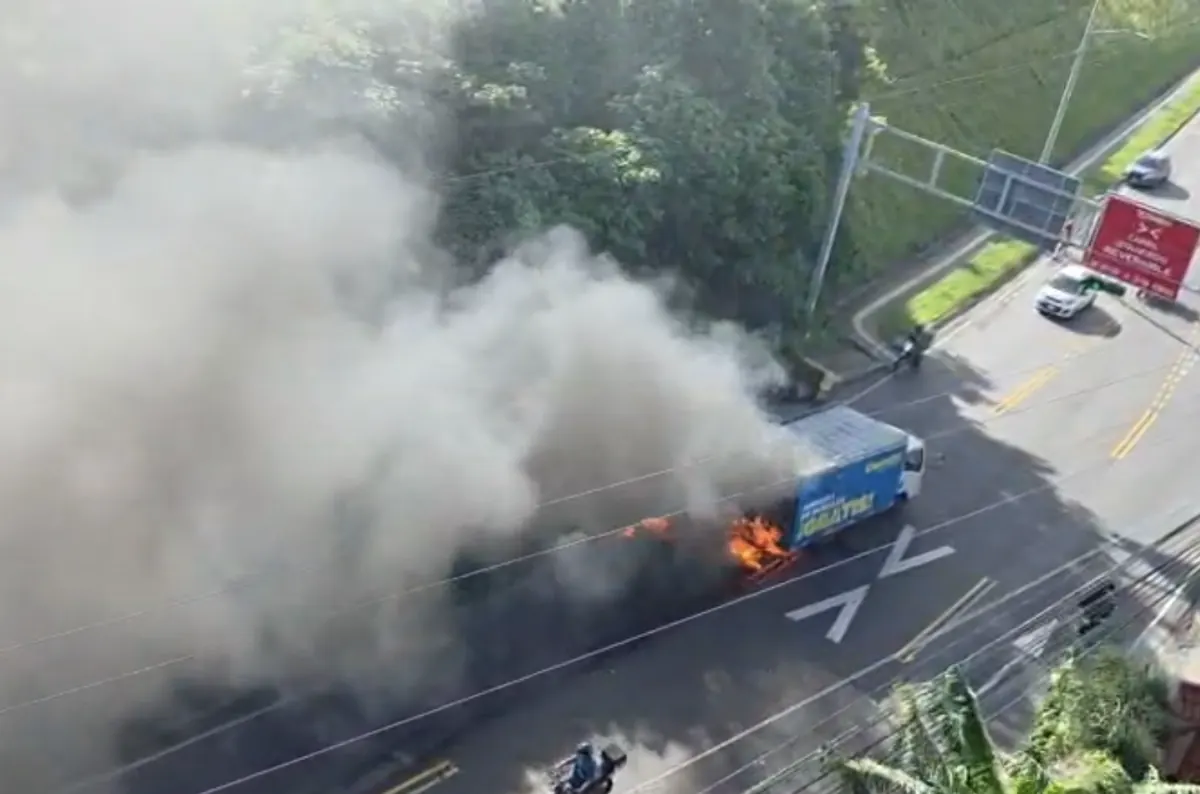Camión y moto prenden fuego tras violento choque en Heredia: vea el video