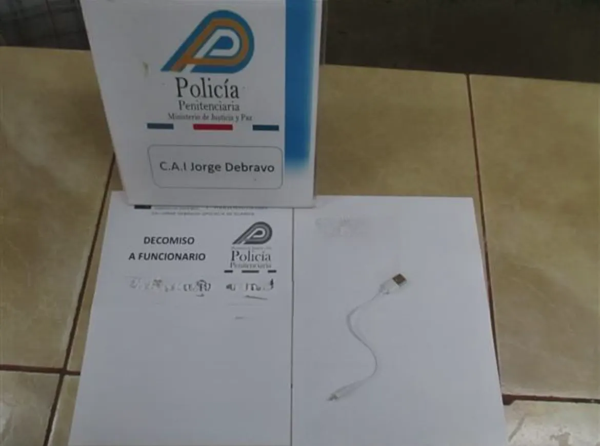 No están aguantando nada: por este artículo detuvieron a una policía penitenciaria en Cartago