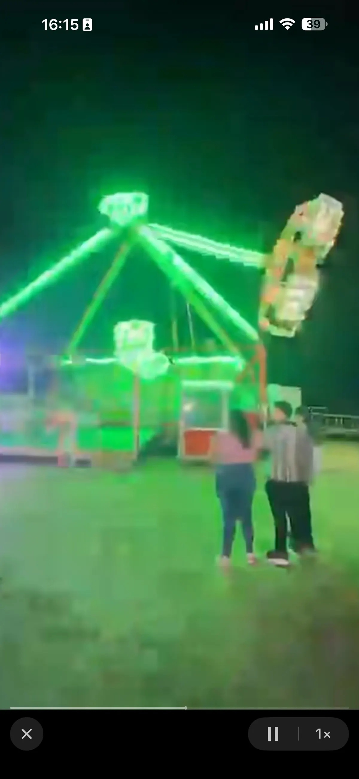 (Video) Joven muere tras caer de juego mecánico en una feria