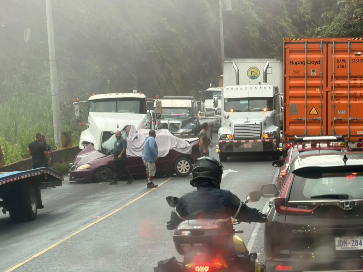 Joven conductora muere entre las retorcidas latas de su vehículo tras aparatoso accidente
