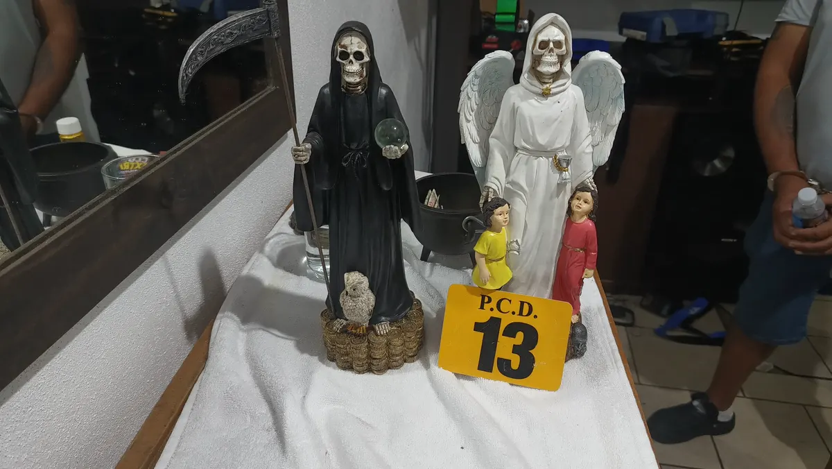 Cae narco en San Sebastián con altar a la Santa Muerte, dinero, armas y droga