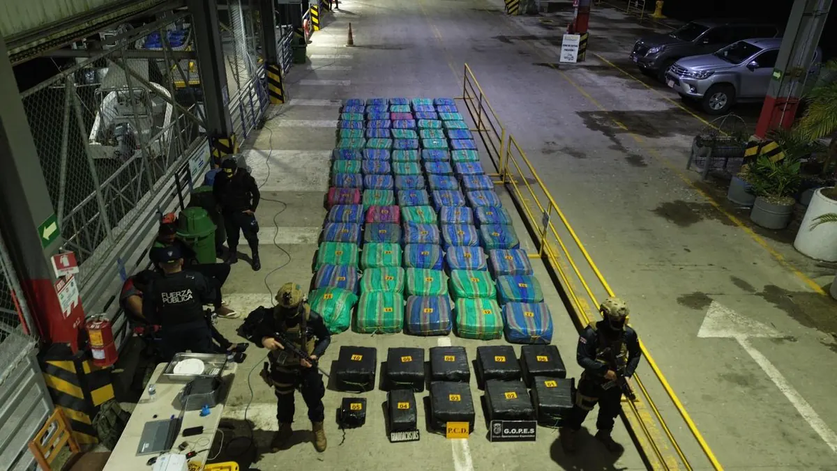 Operación en conjunto con la DEA deja decomiso de centenares de paquetes de droga y arresto de dos colombianos
