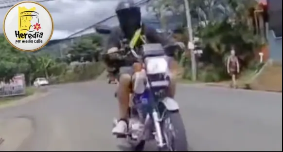 Cámara capta abuso sexual contra ciclista en plena calle: buscan identificar a motociclista