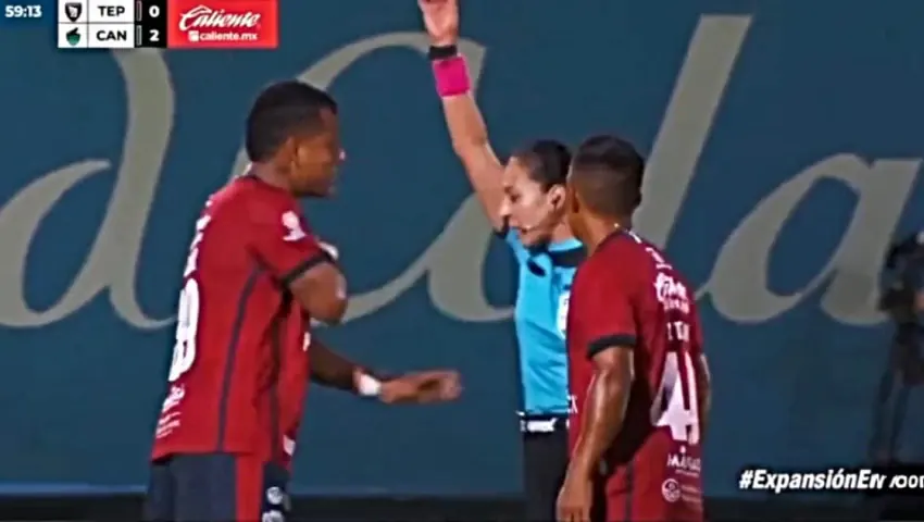 ¡Perdió el control! Exjugador del Cartaginés empujó a árbitra tras ser expulsado en México