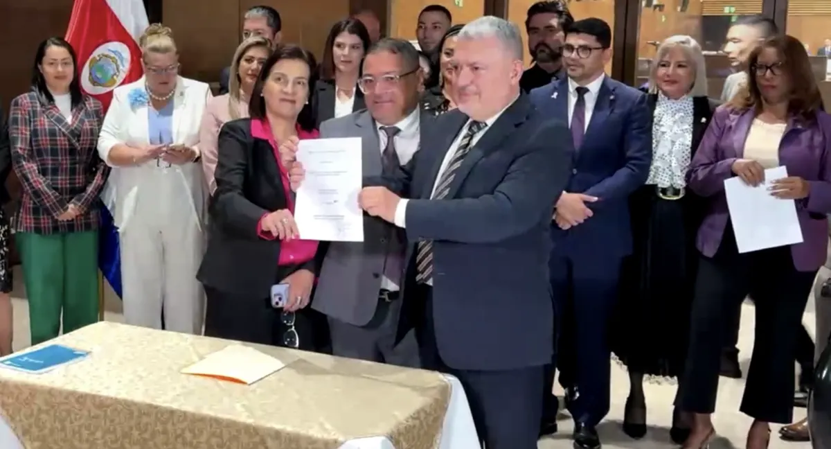 Pueblo Soberano presenta proyecto de ley que busca abrirle la puerta a Rodrigo Chaves para volver a la Presidencia
