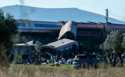 Choque de trenes de alta velocidad deja más de 50 muertos en España
