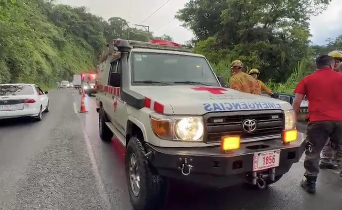 Vuelco de autobús ya deja una persona sin signos vitales y cuatro pacientes críticos trasladados