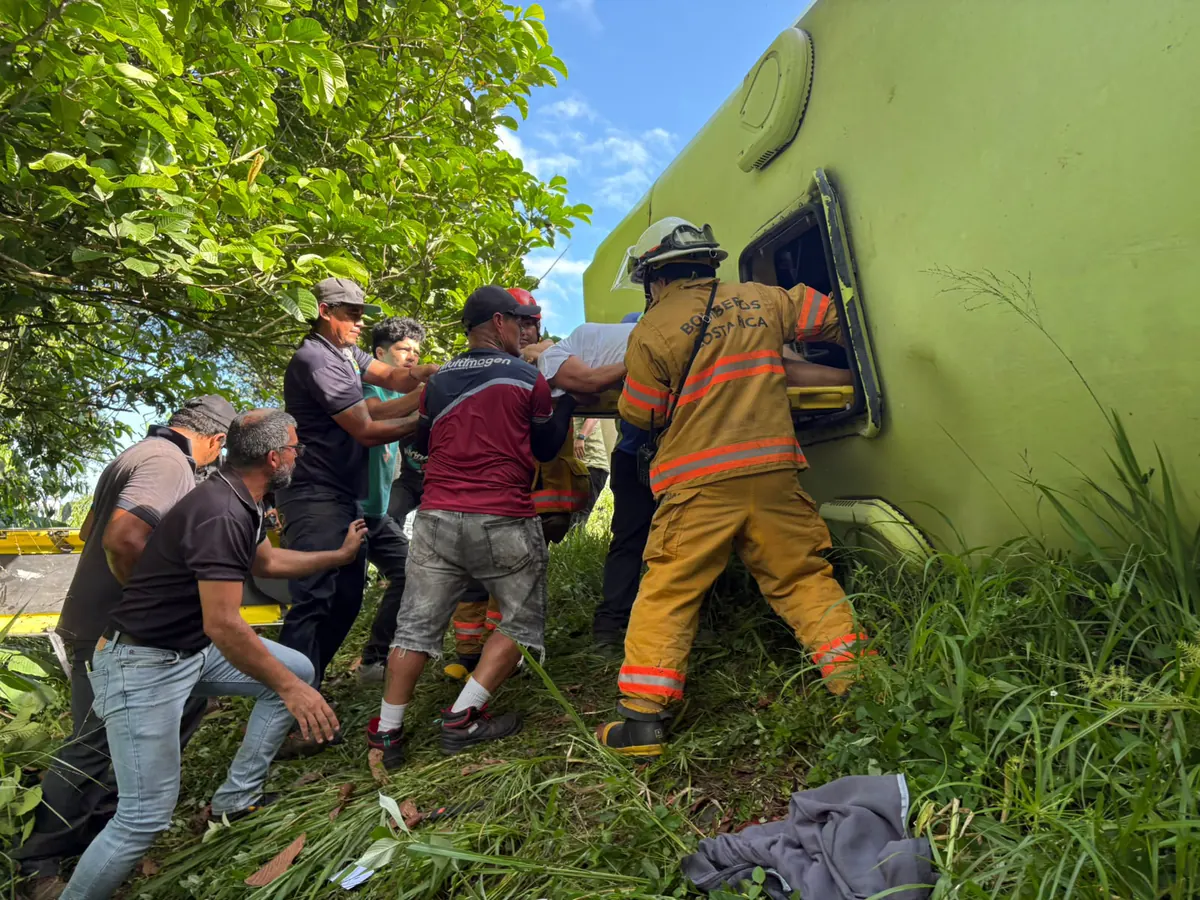 Estas son las primeras imágenes del accidente de un bus que deja una mujer muerta y 54 heridos