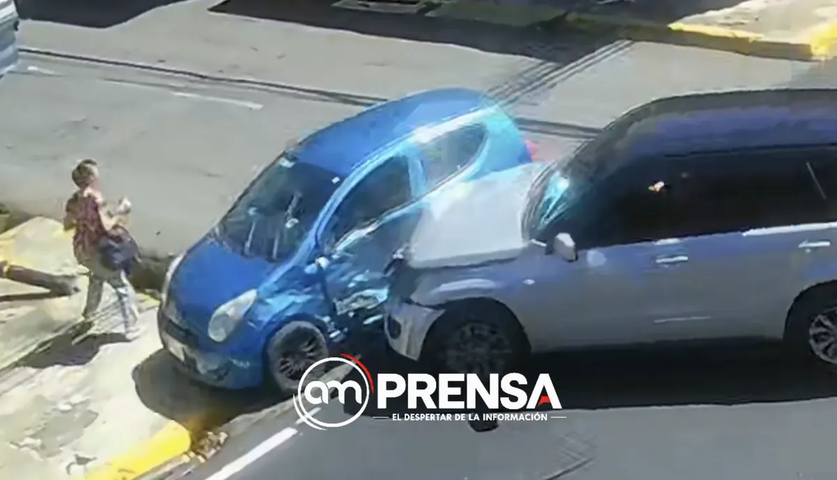 Video: mujer caminaba por la acera cuando violento choque lanzó un carro contra ella en Heredia