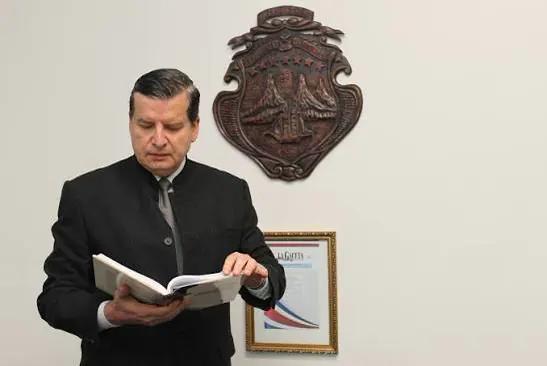 Oficialismo no logra sacar a Jorge Araya de Sala IV: le faltaron nueve votos