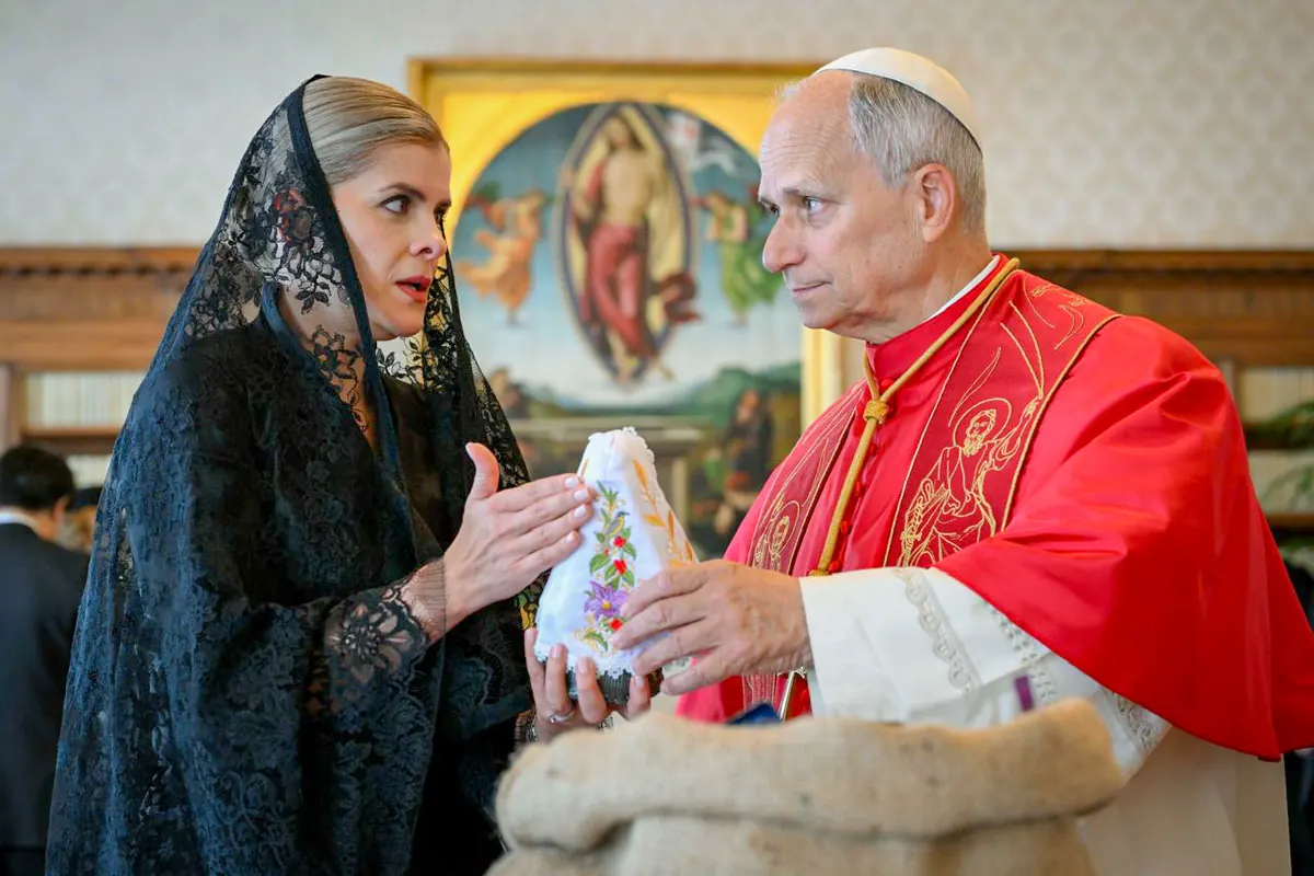 Laura Fernández invita al papa León XIV a Costa Rica durante encuentro en el Vaticano