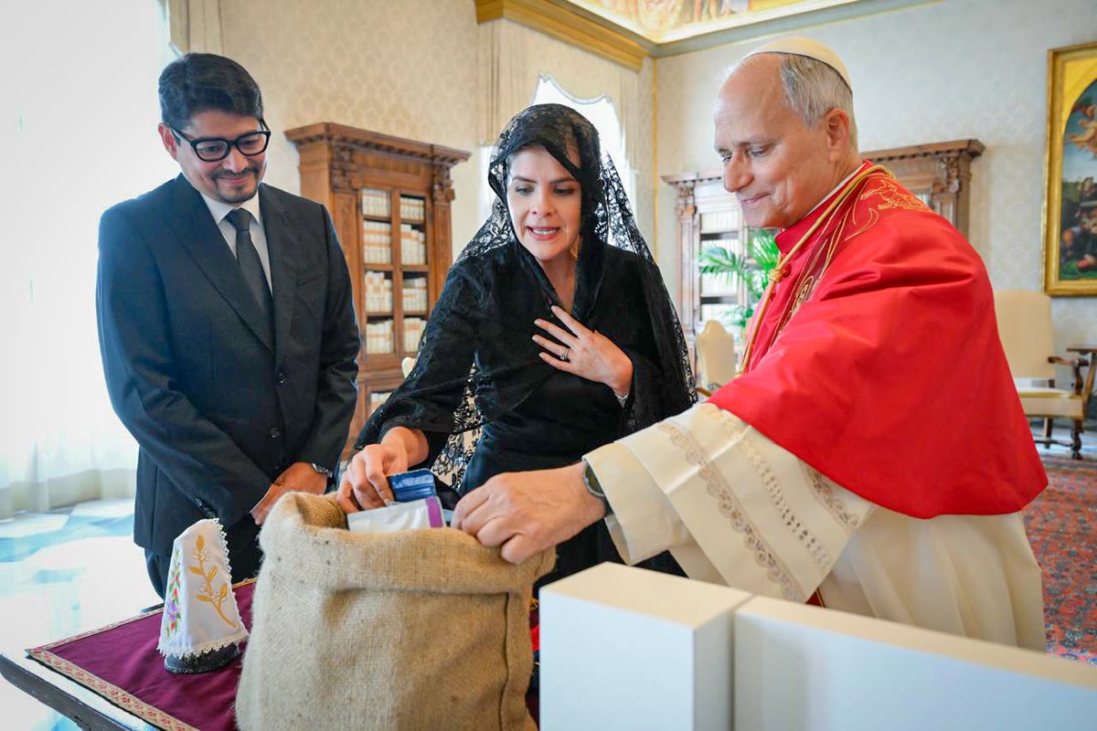 Fernández le hace entrega de los regalos al Sumo Pontífice.