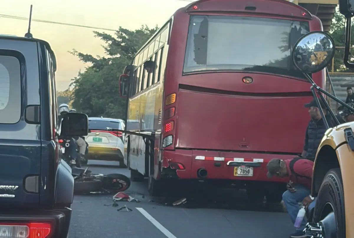 VIDEO | Joven de 22 años muere en choque múltiple frente al INA en La Uruca
