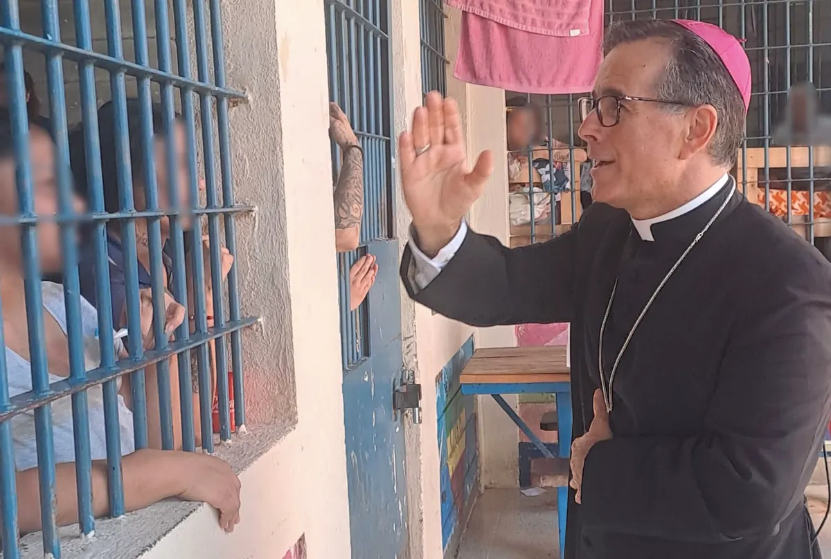 Representante del Vaticano visitó cárcel de mujeres y oró por el sistema penitenciario costarricense