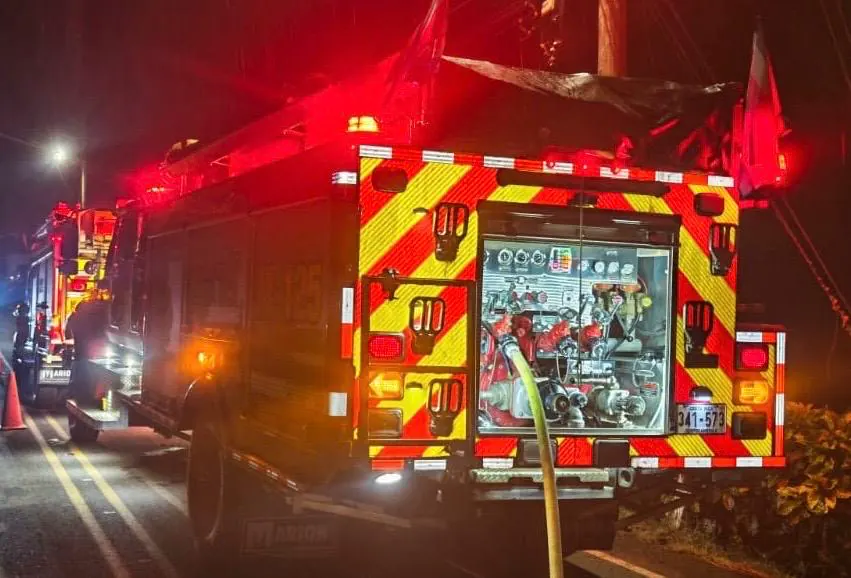Auto en llamas y dos muertos: violenta escena en Sarapiquí