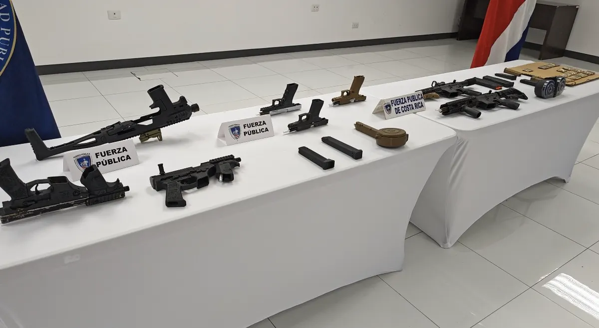 Encuentran siete armas en una maleta: Dos eran fusiles impresos en 3D