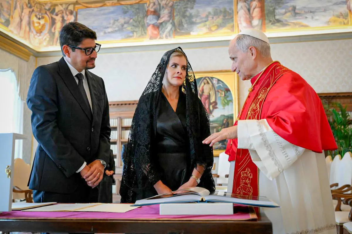¿Por qué Laura Fernández vistió de negro y usó mantilla ante el papa? Esta es la tradición detrás de su atuendo
