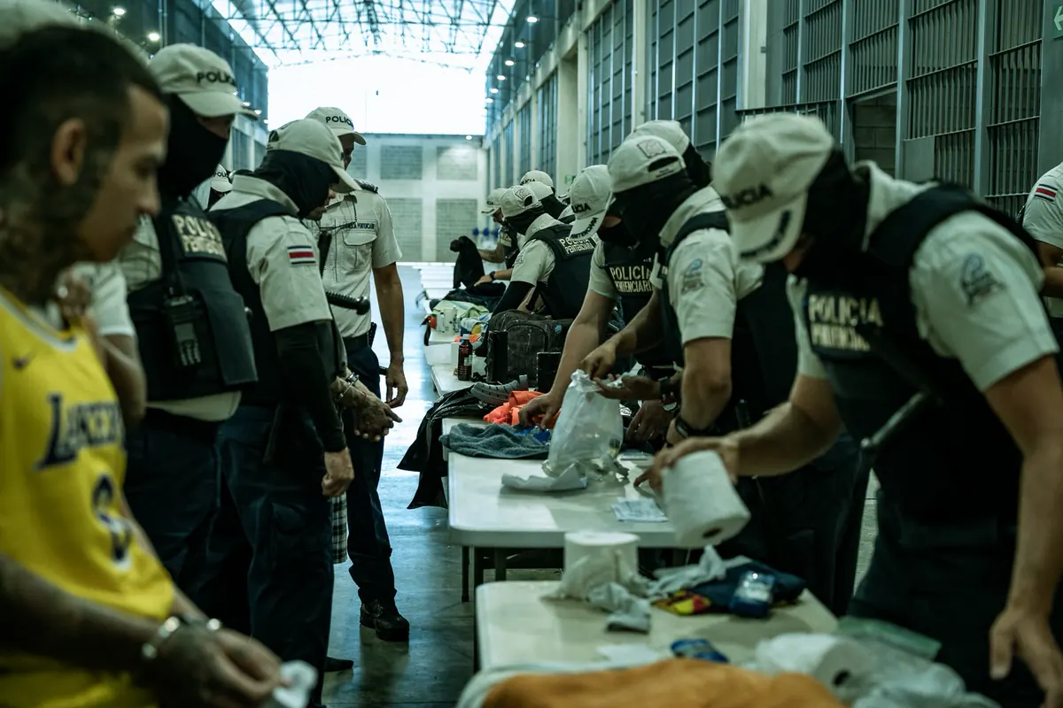 Abogado llega a visitar a tres reos y le descubren celular oculto en el pantalón