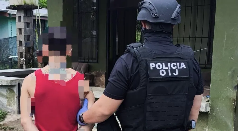 OIJ captura pareja de sicarios: Les decomisa prendas y moto usadas en un violento asesinato