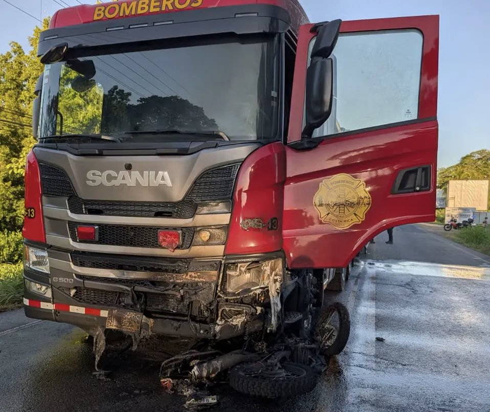 Camión de Bomberos iba a atender incendio y terminó incendiado en mortal choque