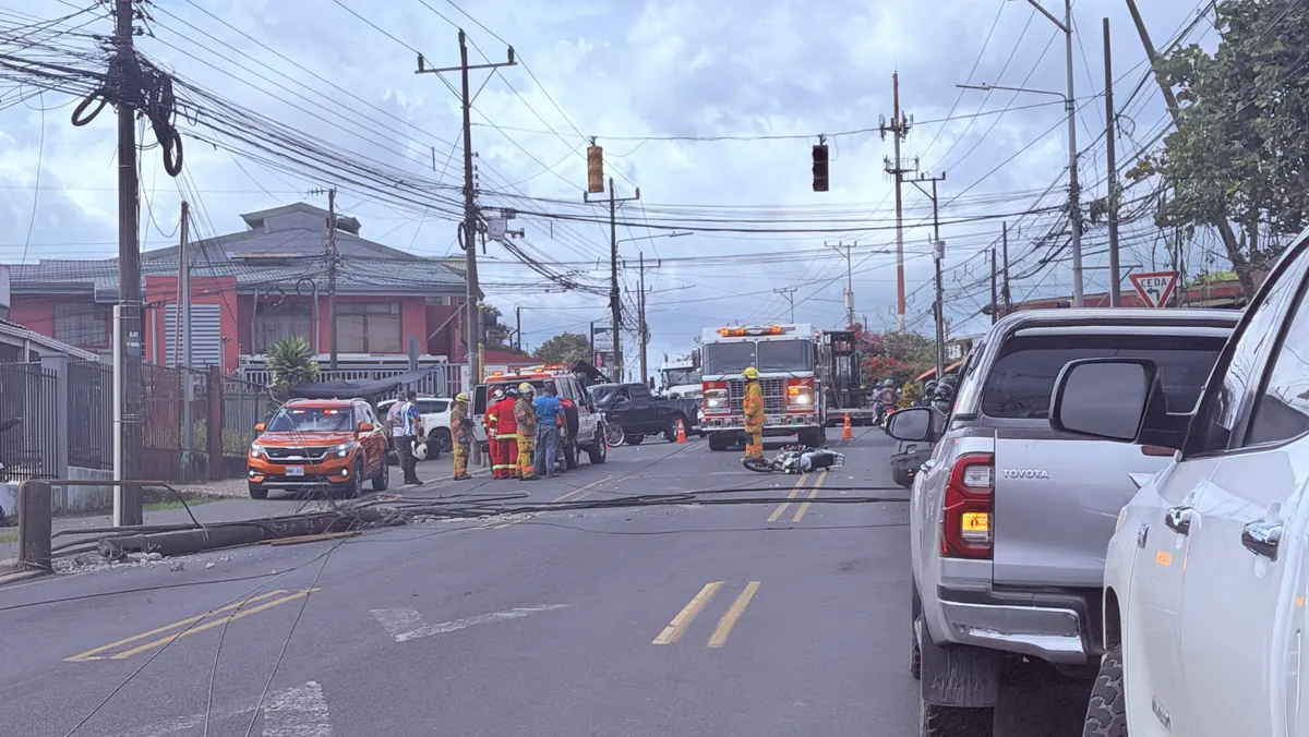 Furgón arranca cableado y derriba postes en Cartago: motociclista termina en el hospital